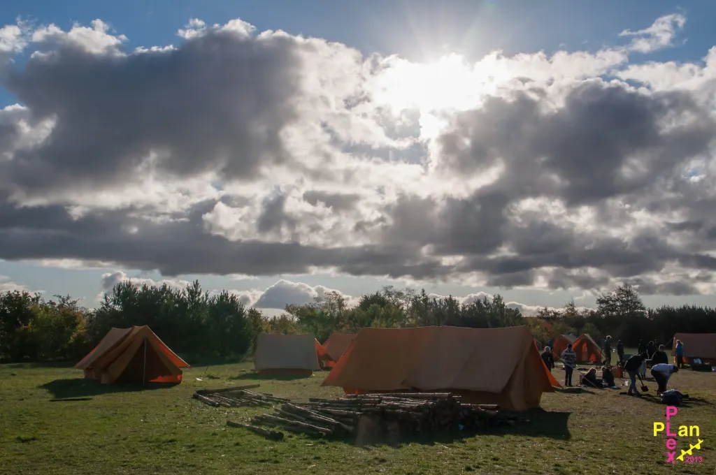 Telte på en lejrplads under en dramatisk himmel
