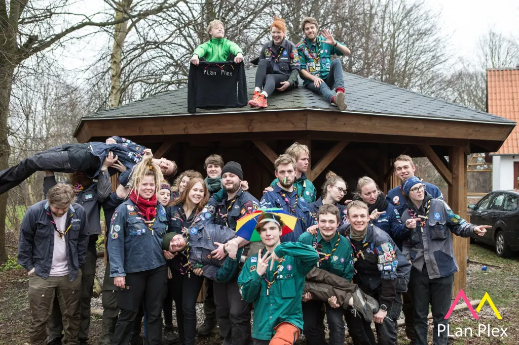 Teamet 2017 fjoller foran en shelter
