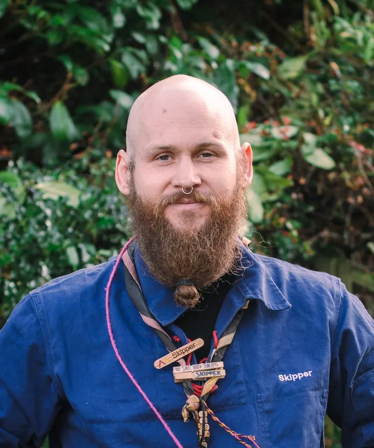 Skipper, der står i køkkenet på PLan Plex